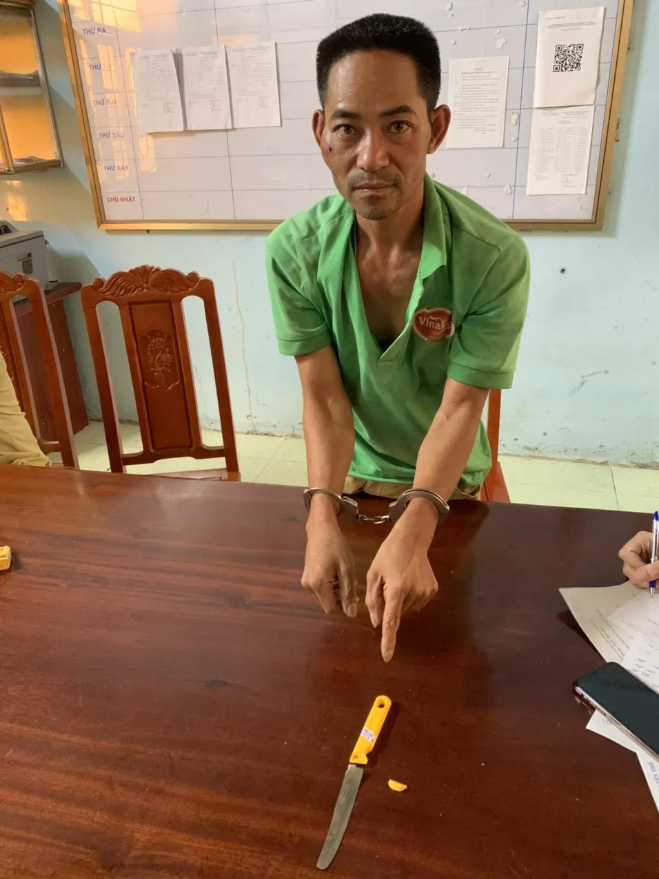 Tài xế xe hàng liều lĩnh đâm hỏng xe tuần tra, rồi dùng dao đâm CSGT ảnh 1