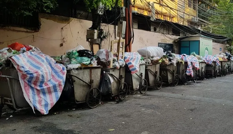 Hà Nội lại ùn ứ rác thải sinh hoạt, người dân ngột ngạt vì ô nhiễm ảnh 1