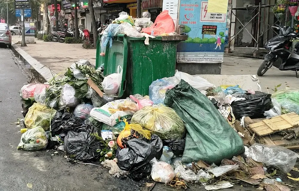 Hà Nội lại ùn ứ rác thải sinh hoạt, người dân ngột ngạt vì ô nhiễm ảnh 2