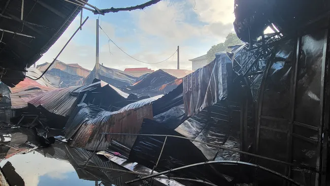  Cháy chợ đầu mối ở Bắc Ninh, hơn 120 gian hàng bị thiêu rụi, thiệt hại hơn 33 tỷ đồng ảnh 2