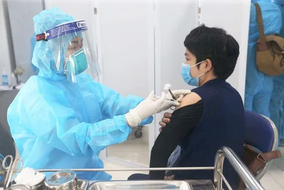 Bộ Y tế “nêu tên” hàng chục tỉnh, thành chậm trễ tiêm vaccine Covid-19 ảnh 1