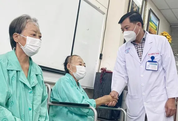 Lập ngay hội đồng chuyên môn làm rõ việc nhiều người bị hoại tử xương hàm ở TPHCM ảnh 1