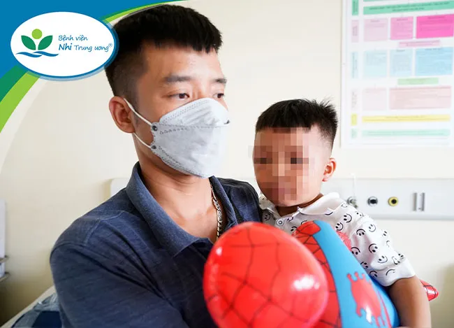 Bé trai bị nhét vào tủ cấp đông đã được ra viện ảnh 1