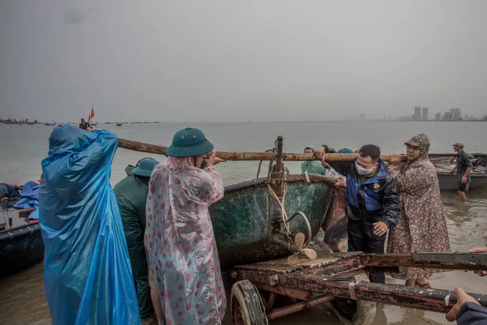 Các bệnh viện lớn ở Hà Nội, TPHCM sẵn sàng nhân lực, thuốc men hỗ trợ miền Trung chống bão ảnh 1