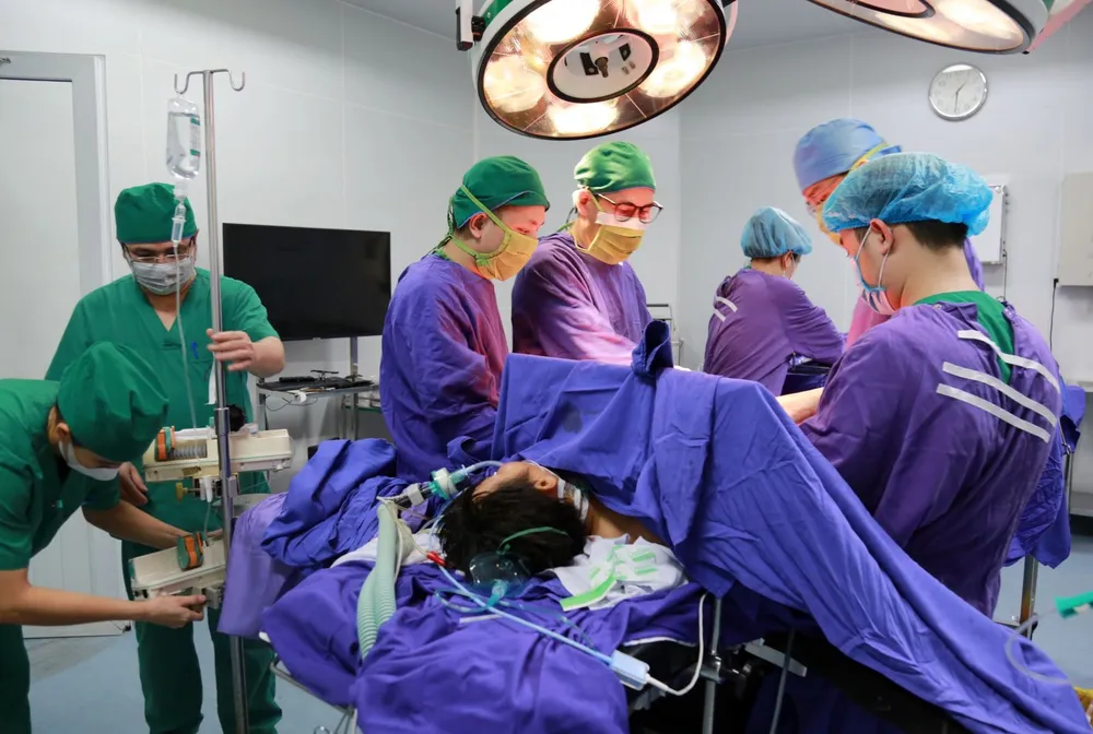 Kích hoạt “báo động đỏ” cứu sống nam thanh niên nhảy cầu Bãi Cháy cao hơn 50m ảnh 1