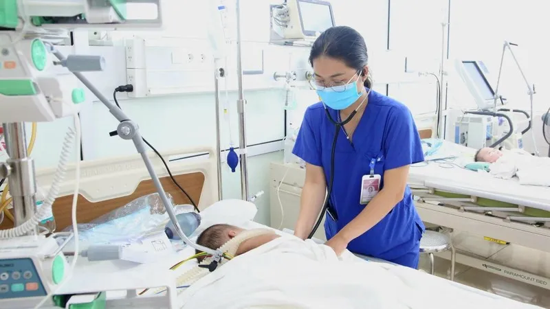 Bé 2 tuổi bị di chứng viêm màng não, liệt toàn thân sau nhiễm Adenovirus ảnh 1