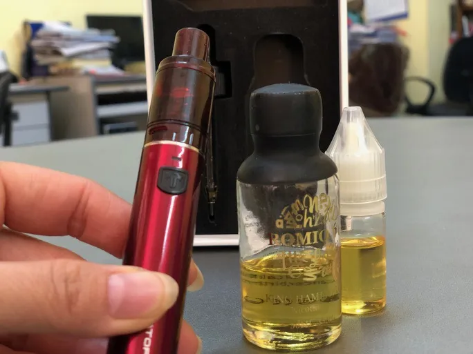 Uống nhầm dung dịch trong thuốc lá điện tử, bé 5 tuổi hôn mê vì ngộ độc ma túy  ảnh 1