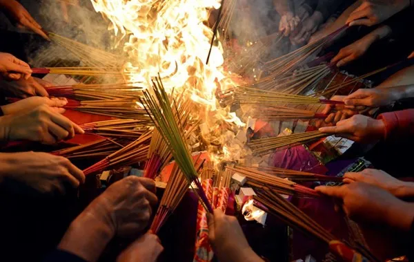 Hà Nội ra nghị quyết phạt tới 1 triệu đồng với thắp hương, đốt vàng mã không đúng nơi quy định ảnh 1