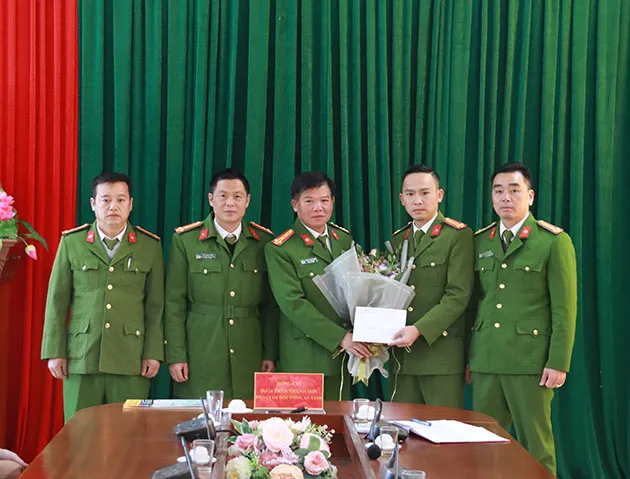 Lãnh đạo Công an tỉnh Sơn La trao thưởng cho Ban chuyên án đã bắt giữ được đối tượng Tráng A Lầu