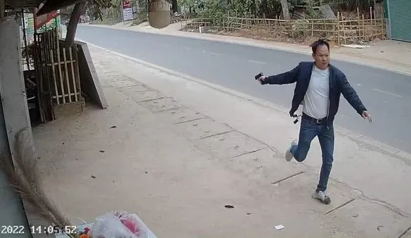 Hình ảnh camera ghi lại đối tượng Nguyễn Văn Long cầm súng bỏ chạy sau khi bị phát hiện vận chuyển ma túy