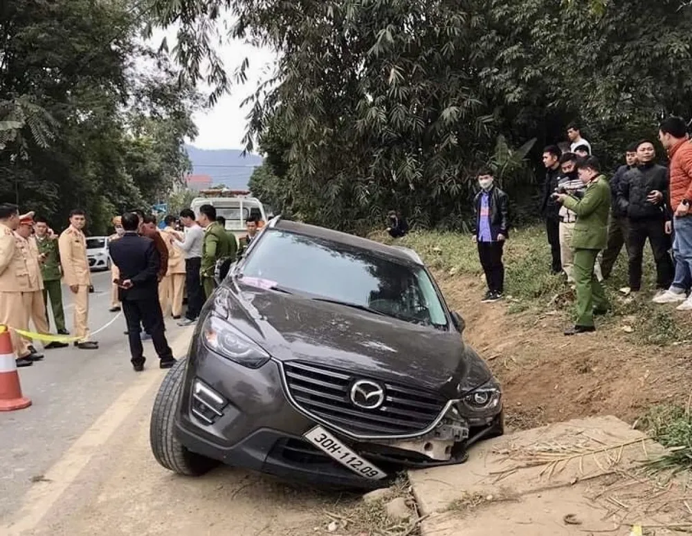 Chiếc xe ô tô vận chuyển ma túy mà nghi phạm bỏ lại hiện trường