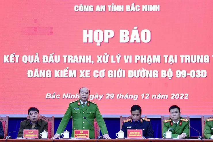 Đại tá Nguyễn Văn Huệ thông tin về vụ án "Nhận hối lộ" tại Trung tâm Đăng kiểm xe cơ giới đường bộ 99-03D Đại tá Nguyễn Văn Huệ thông tin về vụ án "Nhận hối lộ" tại Trung tâm Đăng kiểm xe cơ giới đường bộ 99-03D