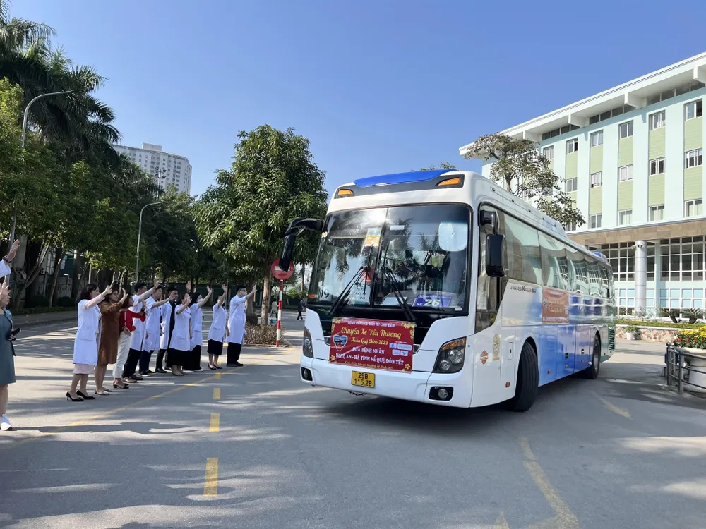 Y, bác sĩ Bệnh viện K chia tay các bệnh nhân về quê đón tết trên các chuyến xe yêu thương Y, bác sĩ Bệnh viện K chia tay các bệnh nhân về quê đón tết trên các chuyến xe yêu thương