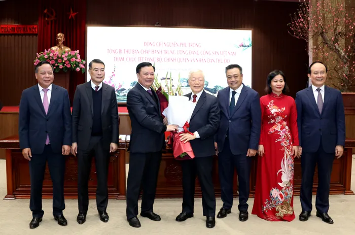 Lãnh đạo TP Hà Nội tặng hoa Tổng Bí thư Nguyễn Phú Trọng