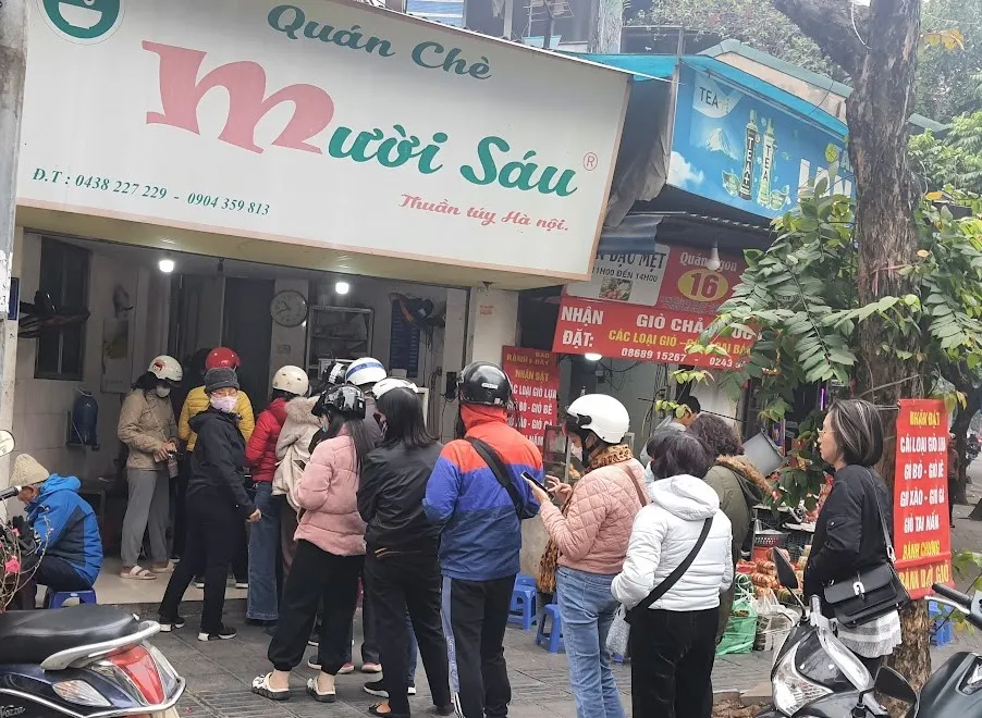 Ngày tết thảnh thơi nên nhiều người Hà Nội sẵn sàng xếp hàng chờ đợi để mua được món ăn ưng ý. Ảnh: NGUYỄN QUỐC