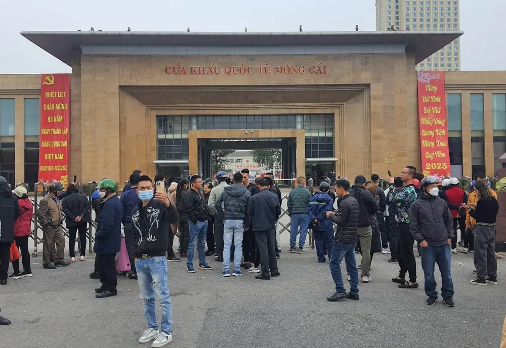Tại Cửa khẩu Quốc tế Móng Cái, Quảng Ninh trong dịp nghỉ Tết Nguyên đán 2023 vẫn duy trì hoạt động làm thủ tục xuất nhập cảnh cho người dân