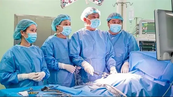 Các bác sĩ Bệnh viện Nhi Trung ương thực hiện ca phẫu thuật cấp cứu cho bệnh nhi Q.A. bị xoắn bao tử hiếm gặp