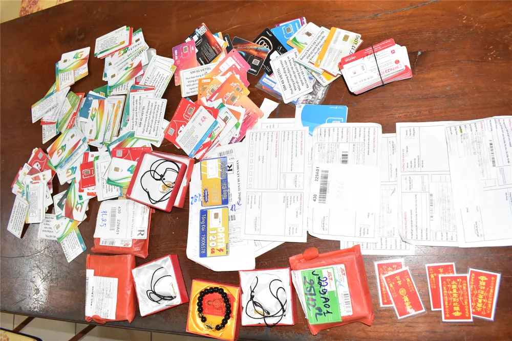 Tang vật thu giữ từ ổ nhóm lừa đảo qua mạng viễn thông