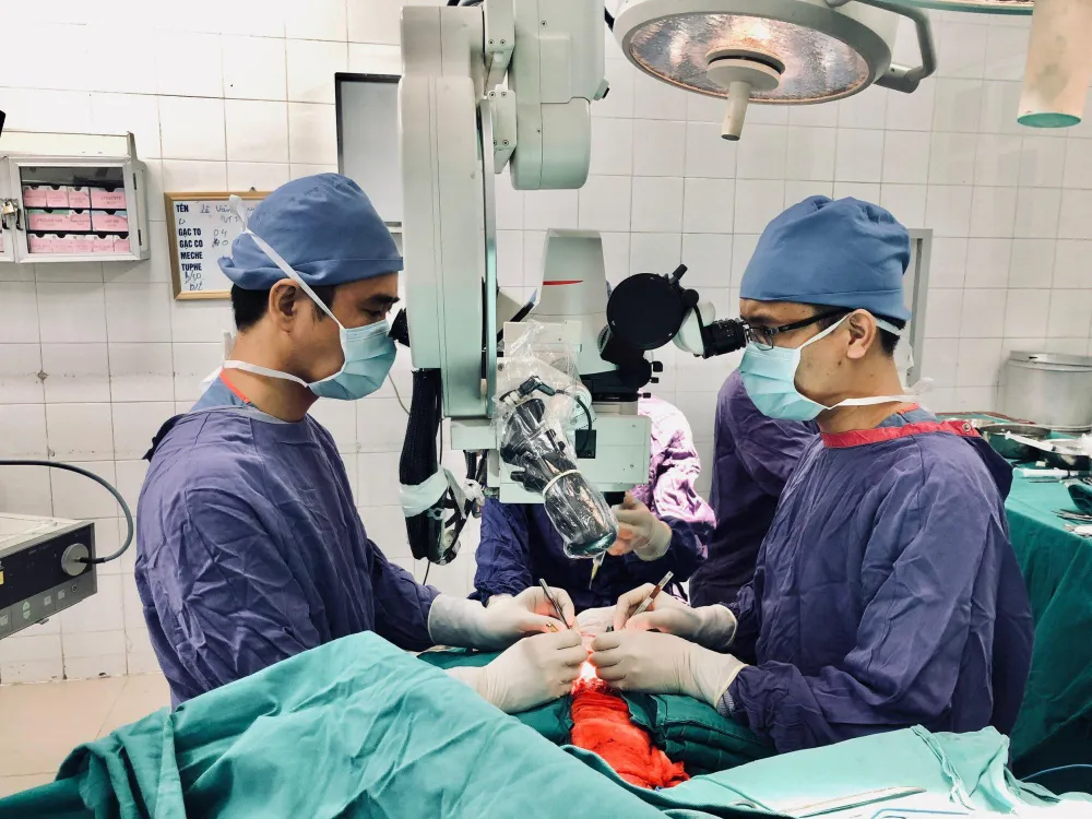 Các bác sĩ Bệnh viện Việt Đức thực hiện ca phẫu thuật nối lại da đầu bị đứt rời cho nữ bệnh nhân