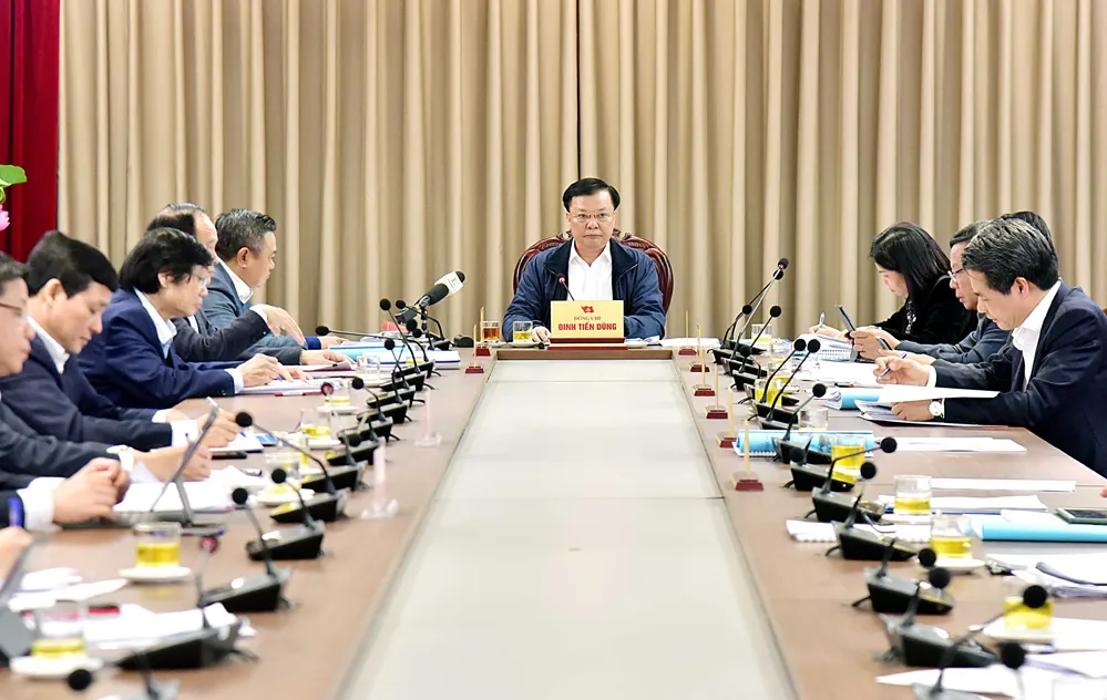 Bí thư Thành ủy Hà Nội Đinh Tiến Dũng chủ trì cuộc họp Bí thư Thành ủy Hà Nội Đinh Tiến Dũng chủ trì cuộc họp