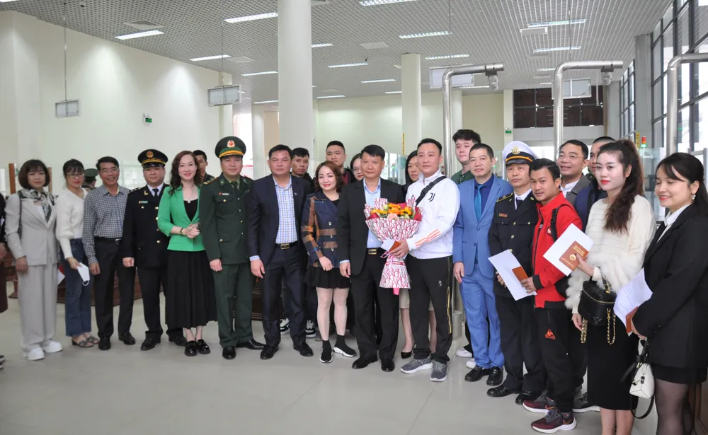 Lãnh đạo TP Móng Cái tặng hoa chúc mừng những công dân Việt Nam xuất cảnh sang Trung Quốc qua cửa khẩu Quốc tế Móng Cái Lãnh đạo TP Móng Cái tặng hoa chúc mừng những công dân Việt Nam xuất cảnh sang Trung Quốc qua cửa khẩu Quốc tế Móng Cái