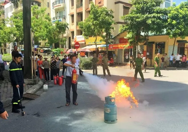 Cảnh sát PCCC tập huấn cho người dân về các tình huống xử lý khi xảy ra cháy nổ ở nhà dân