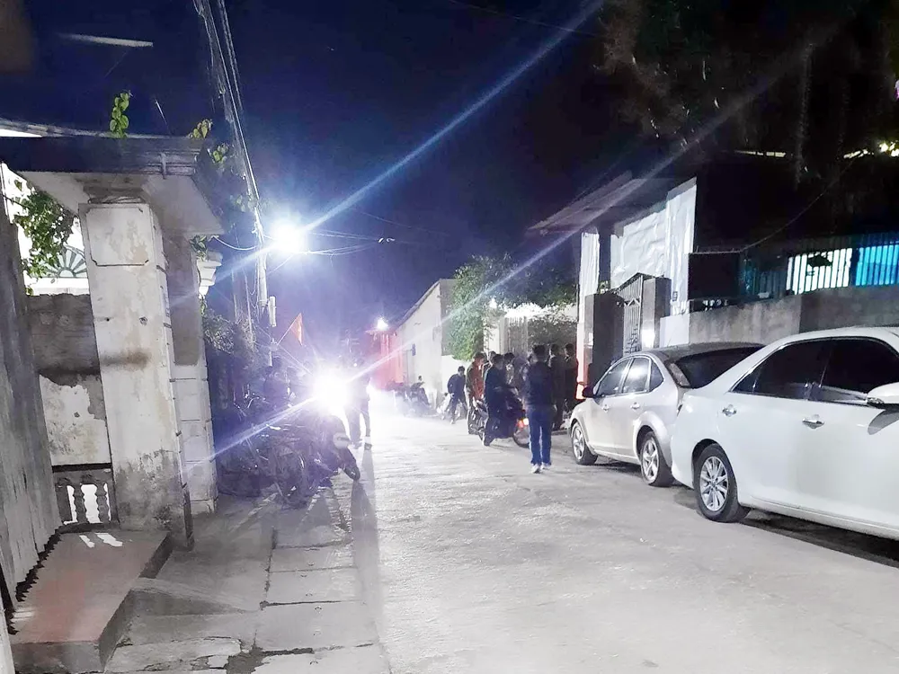 Lực lượng chức năng làm việc với gia đình cháu bé Lực lượng chức năng làm việc với gia đình cháu bé