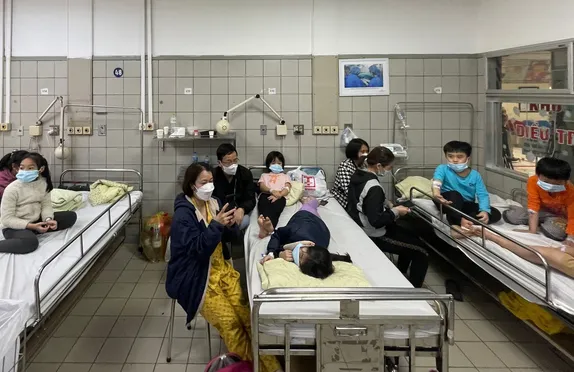 Vụ ngộ độc đã khiến nhiều học sinh Trường Tiểu học Kim Giang phải nhập viện điều trị