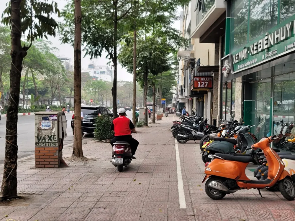 Hà Nội sẽ quy hoạch lại vỉa hè. Ảnh: VIẾT CHUNG