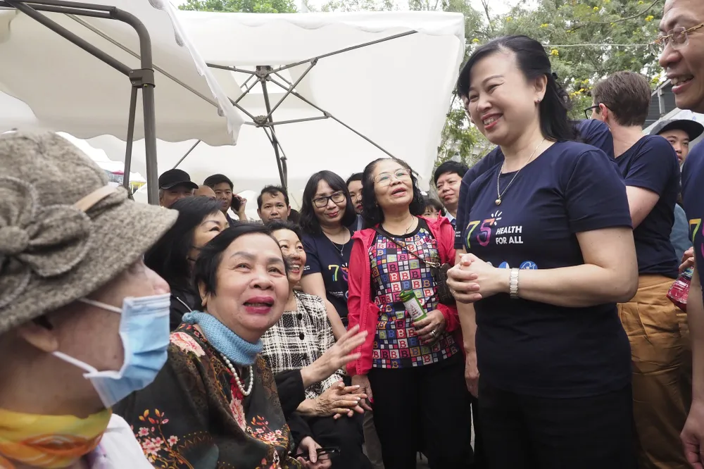 Bộ trưởng Bộ Y tế Đào Hồng Lan trò chuyện với người dân tham gia sự kiện Ngày Sức khỏe thế giới Bộ trưởng Bộ Y tế Đào Hồng Lan trò chuyện với người dân tham gia sự kiện Ngày Sức khỏe thế giới