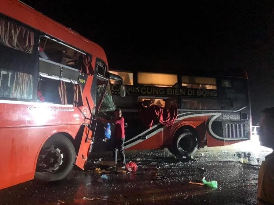 Hiện trường vụ 2 xe khách đâm nhau trên cao tốc Nội Bài-Lào Cai