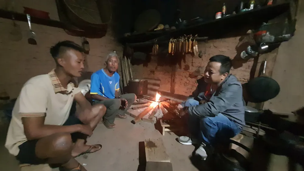 Phóng viên Trần Lưu trao đổi với người dân tại bản A Pa Chải, xã Sín Thầu, huyện Mường Nhé tỉnh Điện Biên để thực bài việc về công tác xây dựng Đảng bảo vệ biên giới tại cực Tây Tổ quốc