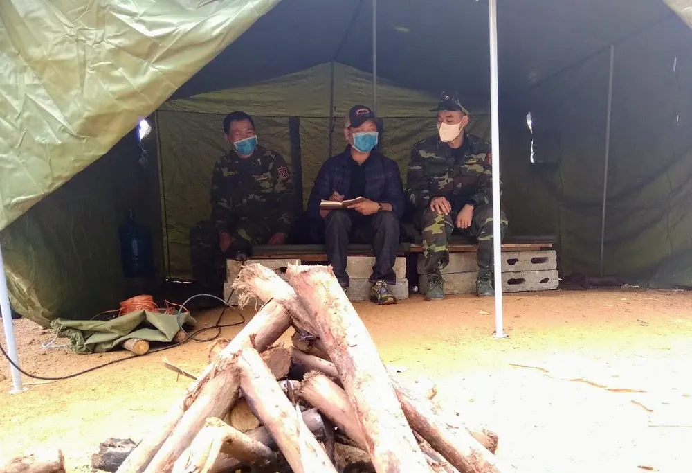 Phóng viên Quốc Khánh trao đổi với các chiến sĩ biên phòng tỉnh Lạng Sơn tại chốt kiểm soát dịch Covid-19 tại biên giới vào tháng 2-2020