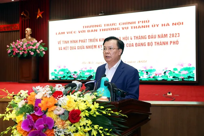 Đồng chí Đinh Tiến Dũng, Ủy viên Bộ Chính trị, Bí thư Thành ủy Hà Nội phát biểu tại buổi làm việc. Ảnh: VIẾT CHUNG