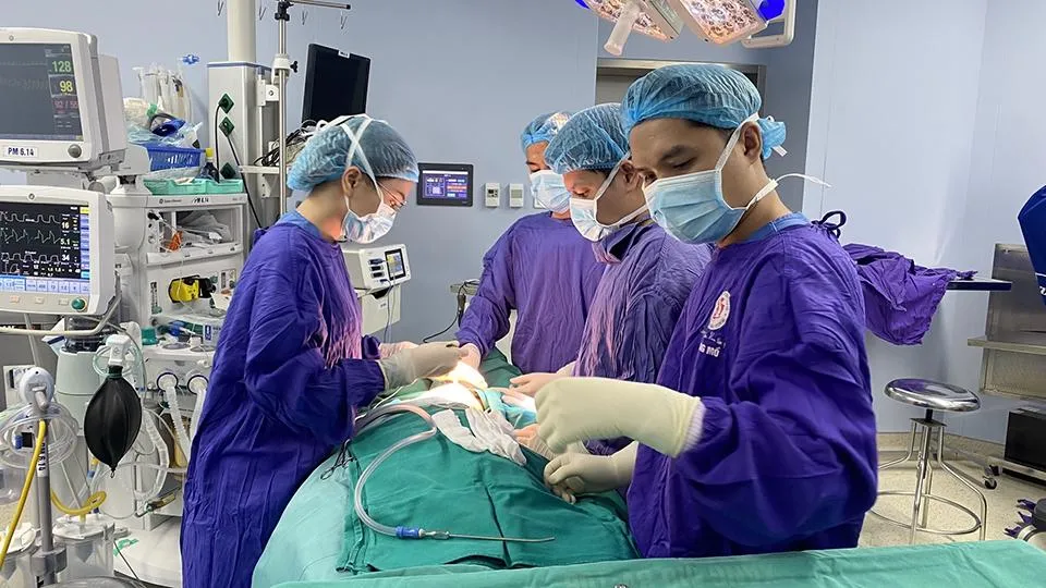 Các bác sĩ BV 108 thực hiện ca hút dịch trong ngực nữ bệnh nhân ở Bắc Giang bị sưng tấy sau khi nâng ngực ở một spa