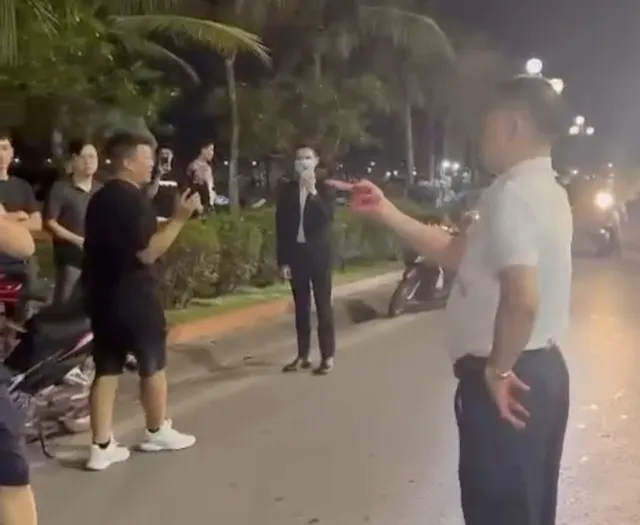 Hình ảnh cắt từ clip ghi lại vụ việc người đàn ông áo màu sáng là Trưởng Công an phường Bãi Cháy liên tục chỉ tay và văng tục sau va chạm giao thông