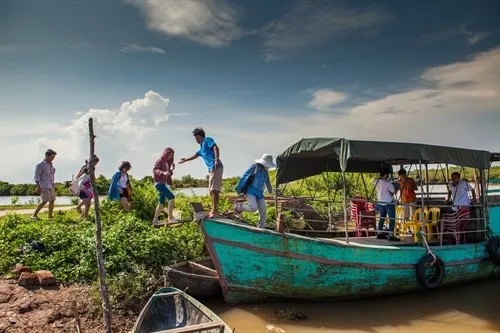 Thuyền chở du khách thăm quan trải nghiệm tại Vườn quốc gia Xuân Thủy