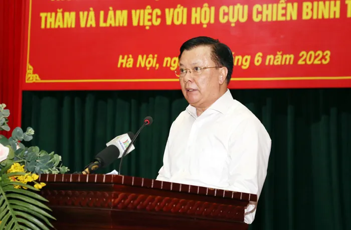 Đồng chí Đinh Tiến Dũng phát biểu tại buổi làm việc với Hội Cựu chiến binh TP Hà Nội Đồng chí Đinh Tiến Dũng phát biểu tại buổi làm việc với Hội Cựu chiến binh TP Hà Nội