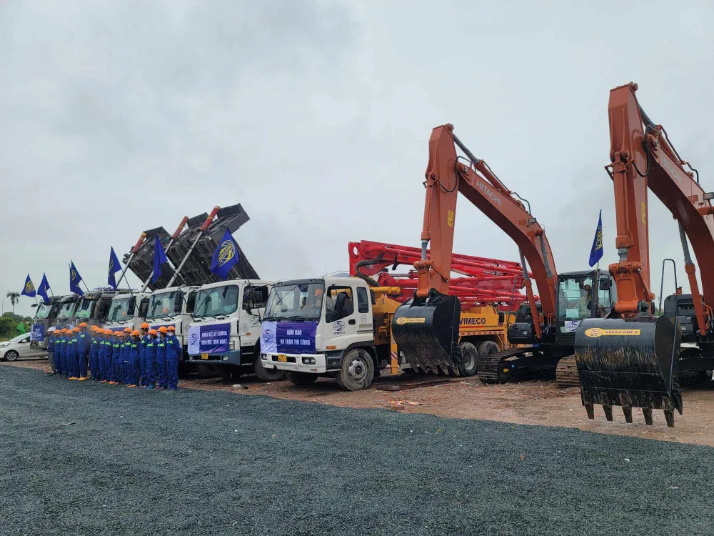 Phương tiện máy móc và nhân lực của nhà thầu sẵn sàng thi công đường Vành đai 4 - Vùng Thủ đô sau lễ khởi công. Ảnh: QUANG PHÚC