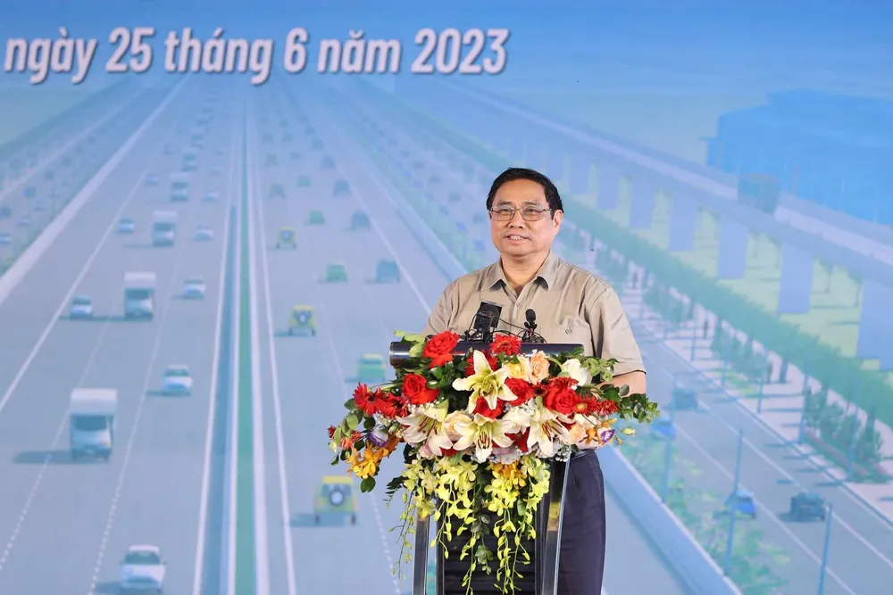 Thủ tướng Phạm Minh Chính phát lệnh khởi công 2 dự án giao thông quan trọng. Ảnh: QUANG PHÚC