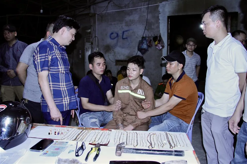 Lực lượng chức năng Công an tỉnh Lào Cai đã nhanh chóng bắt được kẻ cướp tiệm vàng ở Tuyến Thêu