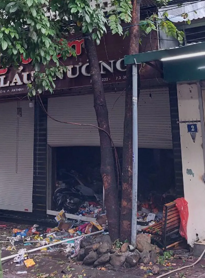 Phía ngoài ngôi nhà bị cháy vào rạng sáng nay ở TP Hòa Bình làm 2 người tử vong