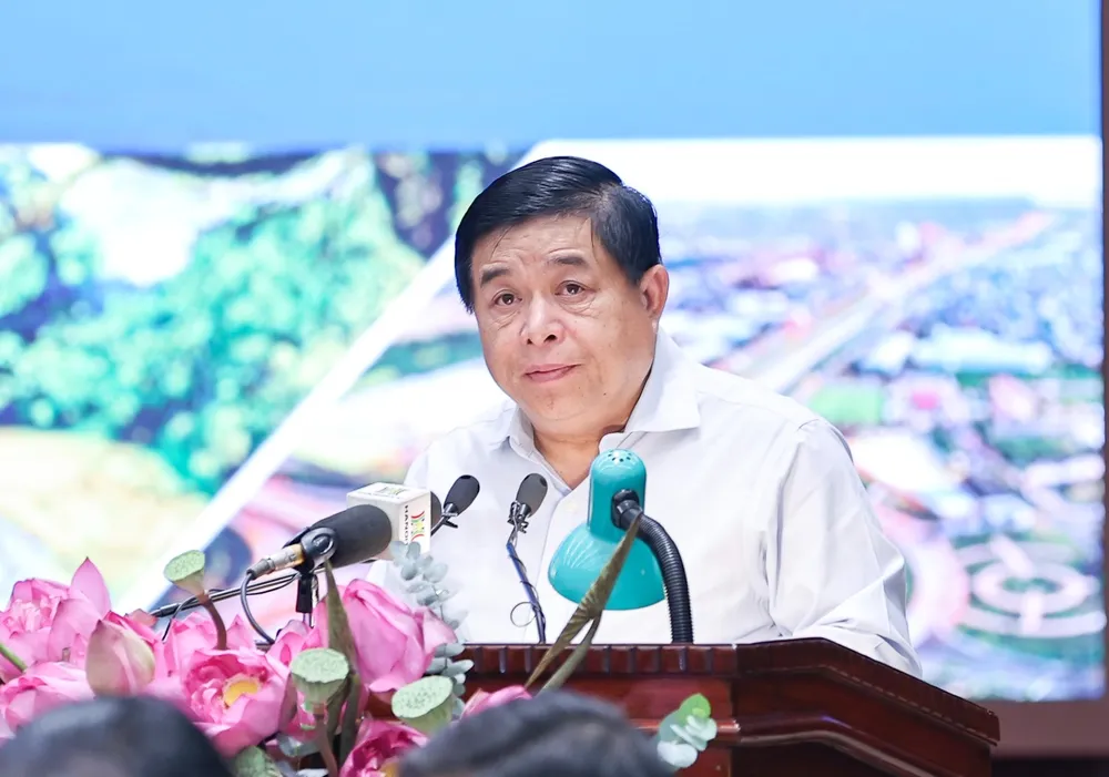 Bộ trưởng KH-ĐT Nguyễn Chí Dũng báo cáo tại hội nghị. Ảnh: VIẾT CHUNG