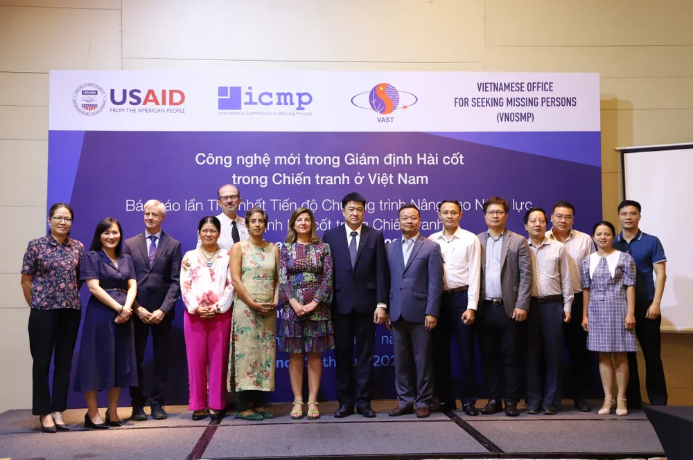 Các đại biểu tham dự hội thảo chụp hình lưu niệm