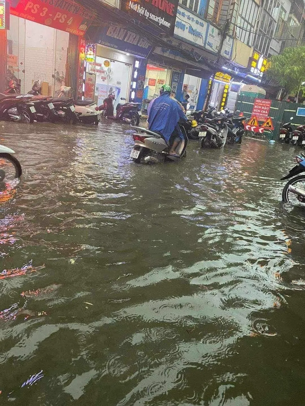 Đường Lương Thế Vinh bị ngập sâu sau cơn mưa lớn chiều 31-7