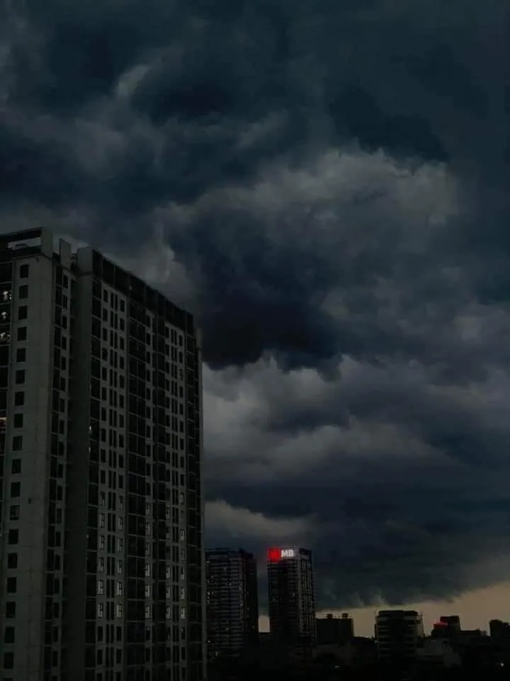 Bầu trời Hà Nội đen kịt trước cơn mưa lớn vào chiều 31-7