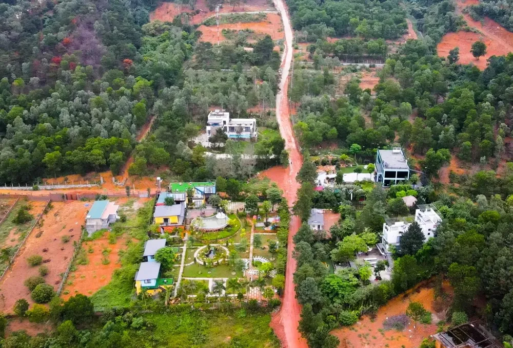 Khu vực sạt lở nhìn từ trên cao cho thấy nhiều vạt rừng bị phá