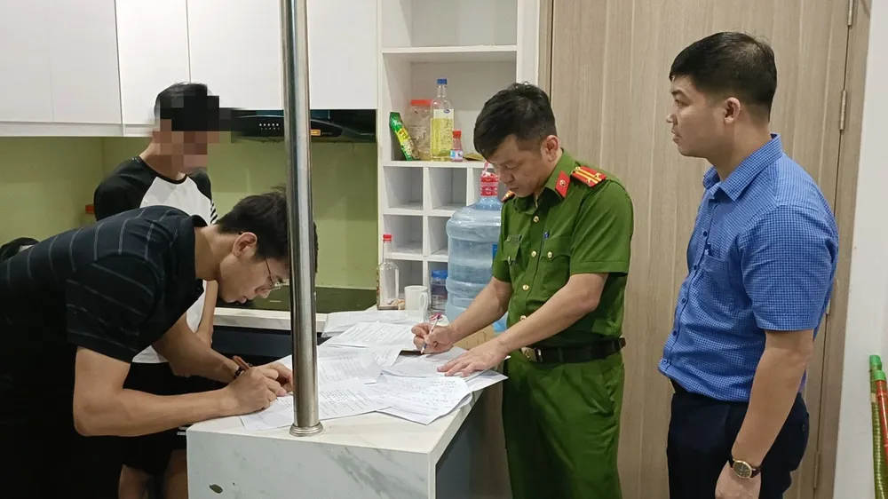 Lực lượng chức năng Công an TP Bắc Giang kiểm tra một căn hộ chung cư cao cấp của các đối tượng thuê để lừa đảo