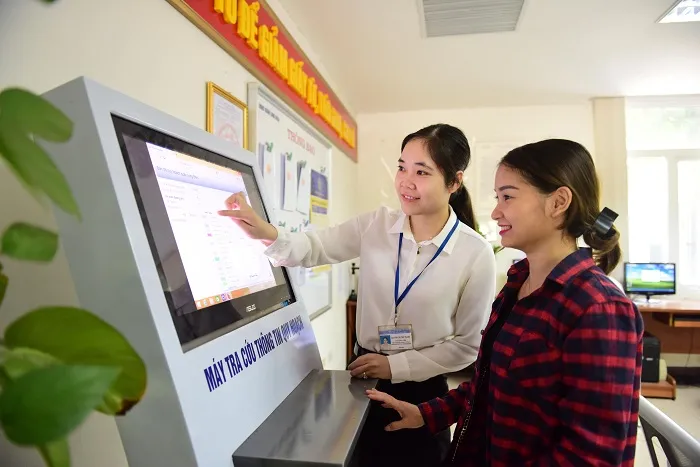 Cán bộ công chức quận Long Biên, Hà Nội hướng dẫn người dân tra cứu thông tin về quy hoạch