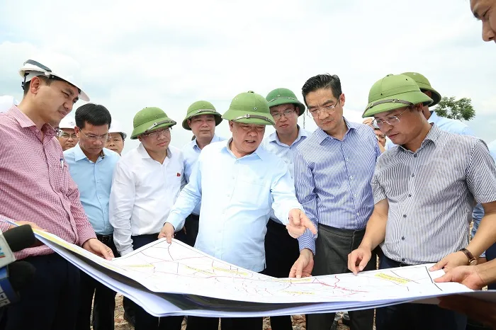 Đồng chí Đinh Tiến Dũng, Ủy viên Bộ Chính trị, Bí thư Thành ủy Hà Nội kiểm tra thực tế, đôn đốc thực hiện Dự án đường Vành đai 4 - vùng Thủ đô Đồng chí Đinh Tiến Dũng, Ủy viên Bộ Chính trị, Bí thư Thành ủy Hà Nội kiểm tra thực tế, đôn đốc thực hiện Dự án đường Vành đai 4 - vùng Thủ đô